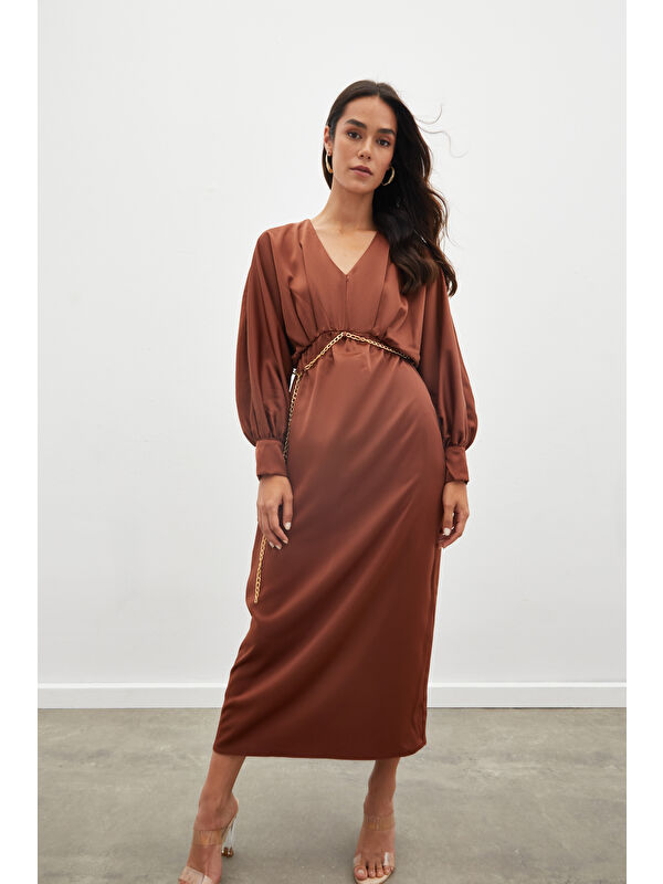 SATEEN Zincir Kemerli Saten Elbise - Kahve