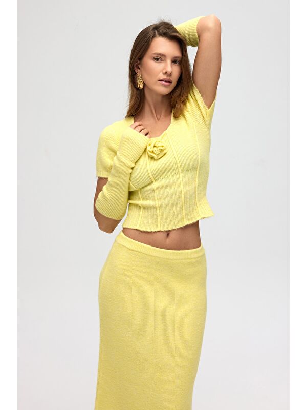 Mai Collection Lumi Gül Detay Sarı Crop Etek Triko Takım