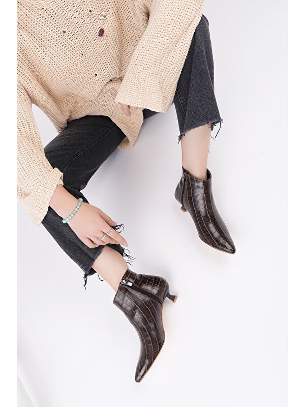 ÇAÇA Kroko Desenli Sivri Burun İnce Topuklu Fermuarlı Kadın Bot - Görsel 4