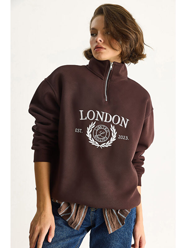 SHADE Kadın London İşlemeli Dik Yaka Fermuar Detaylı Şardonlu Oversize Sweatshirt