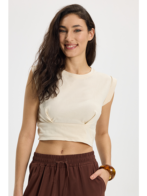 TUDORS Kadın Slim Fit %100 Pamuk Pileli Yumuşak Doku Bisiklet Yaka Bej Crop Bluz