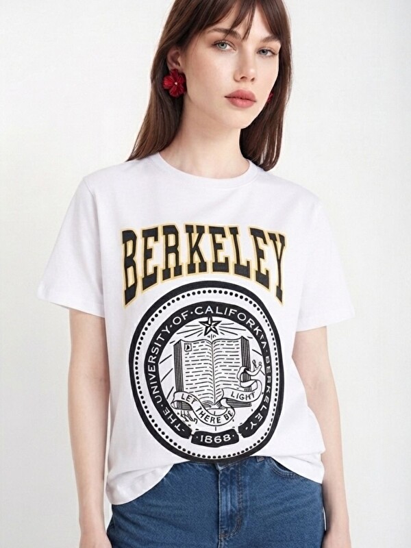 Trendseninle Kadın Beyaz Berkeley Özel Baskılı Bol Kalıp Pamuklu Tişört