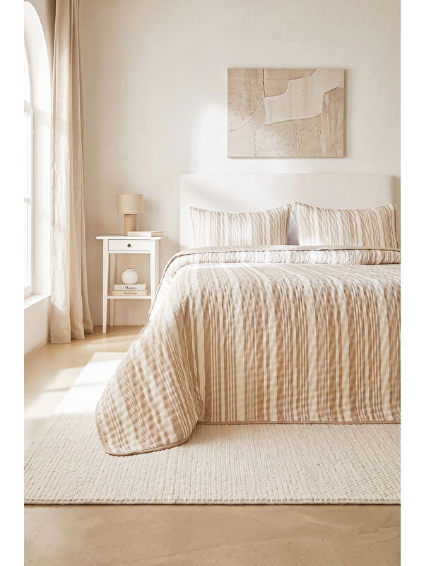 Ocean Home Textile Pamuklu Kapitoneli Bej Renk Çizgi Desen Çift Kişilik Yatak Örtüsü Seti 1 Adet 250 x 230 / 2 Adet 50