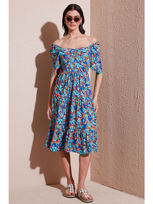 Lela Desenli Oversize Fit Carmen Yaka Büzgü Detaylı Midi Boy Kadın Elbise 67810557