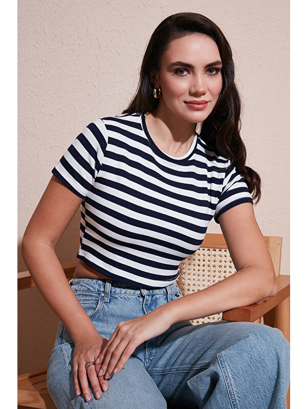 Lela Slim Fit Bisiklet Yaka Çizgili Crop Kadın T Shirt 5866110