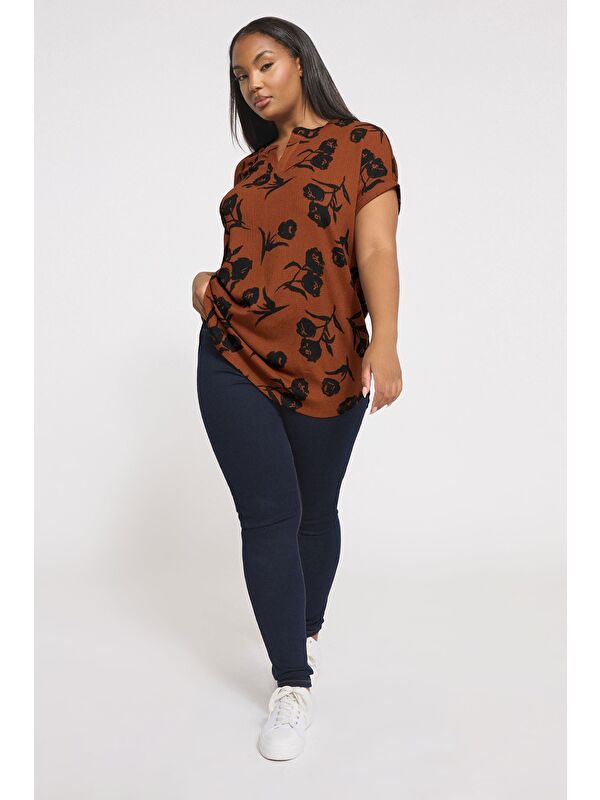 Stil Diva Büyük Beden V Yaka Kısa Kollu Bürümcük Kumaş Çiçek Baskılı T-shirt 304313