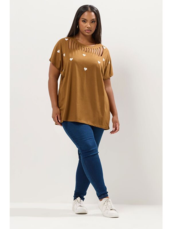 Stil Diva Büyük Beden Bisiklet Yaka Kısa Kollu Kalpli Yırtık Detaylı T-shirt 304392