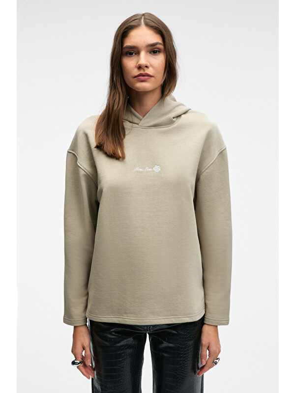 GRIMELANGE CAMELLIA Kadın Önü Nakışlı Etek Ucu Yırtmaçlı Kapüşonlu Comfort Fit TAŞ Sweatshirt