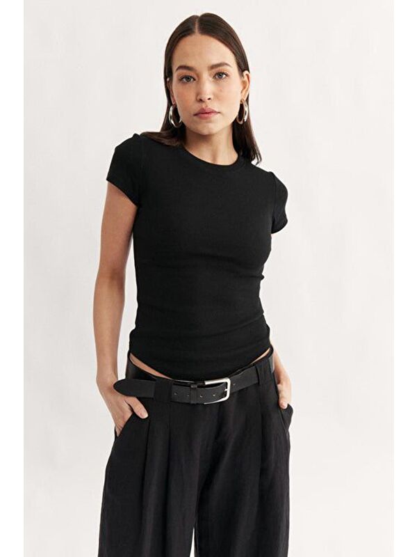 Madmext Siyah Bisiklet Yaka Basic Kadın T-Shirt Mg2479