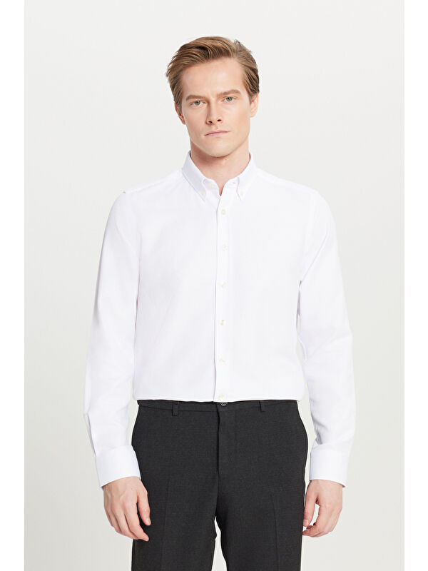 Altınyıldız Classics Erkek Beyaz Pamuklu Tailored Slim Fit Dar Kesim Düğmeli Yaka Armürlü Gömlek