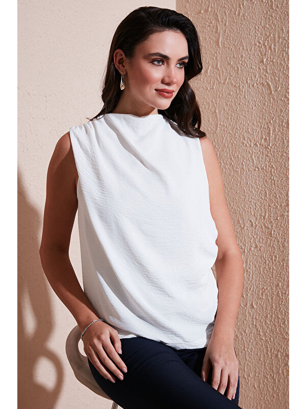 Lela Slim Fit Dik Yaka Omuz Büzgülü Kadın Bluz 6527836