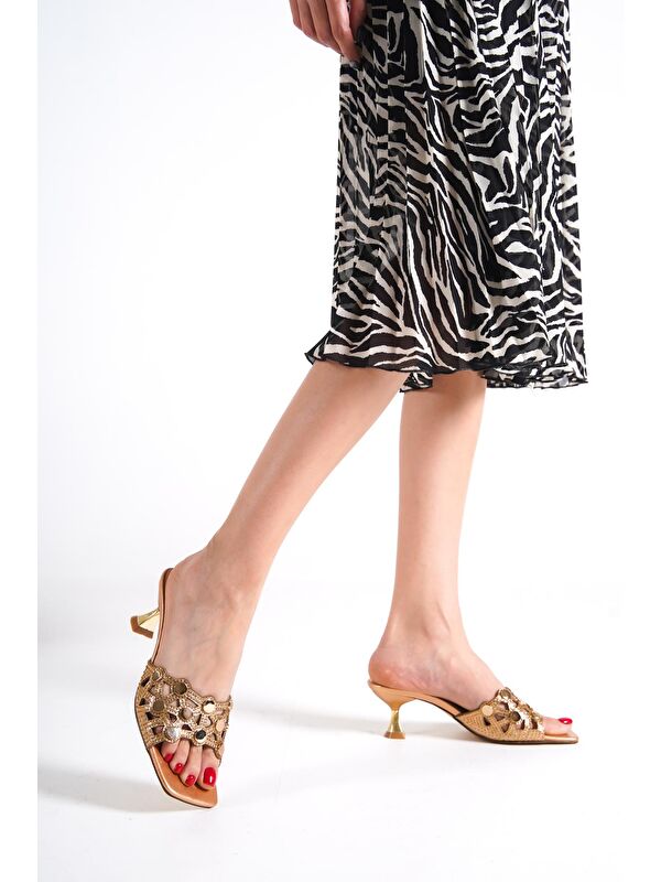 Küt Burunlu Metal Aksesuarlı Kum Saati Topuklu Kırışık Rugan Kadın Terlik - Görsel 2