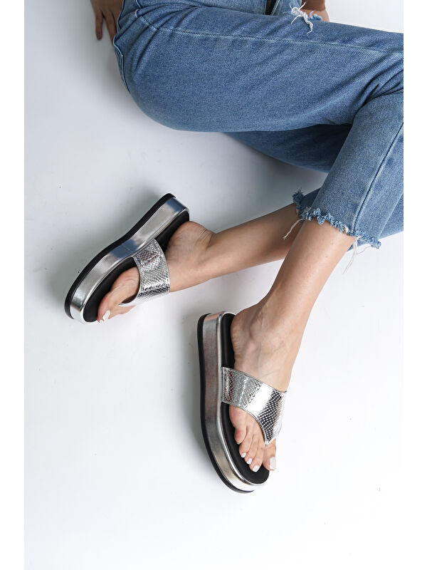 Dolgu Topuklu Taşlı Parmak Arasıı Kadın Terlik - Görsel 6