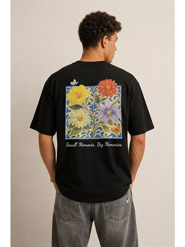 Tarz Cool Erkek Floral Baskılı Tişört – Oversize Fit, Sırt Desenli “Small Moments Big Memories”