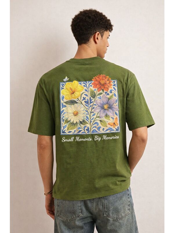 Tarz Cool Erkek Floral Baskılı Tişört – Oversize Fit, Sırt Desenli “Small Moments Big Memories”