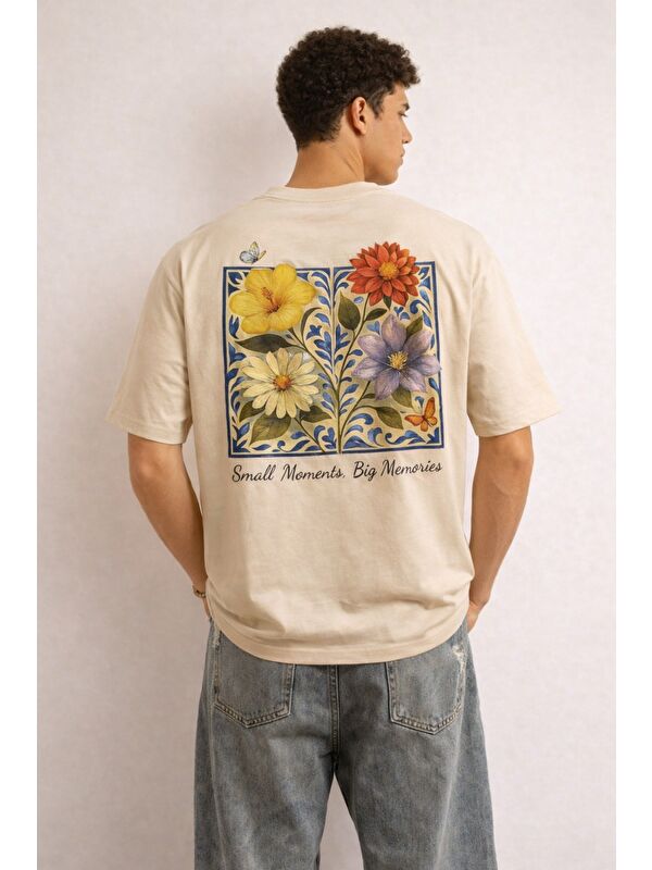Tarz Cool Erkek Floral Baskılı Tişört – Oversize Fit, Sırt Desenli “Small Moments Big Memories”