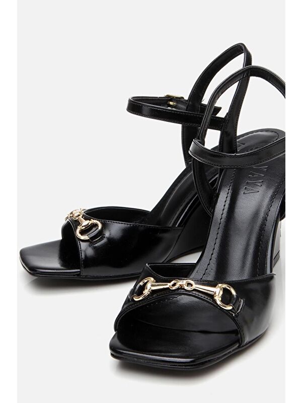 Kadın Siyah Tokalı Dolgu Topuklu Sandalet - Görsel 4