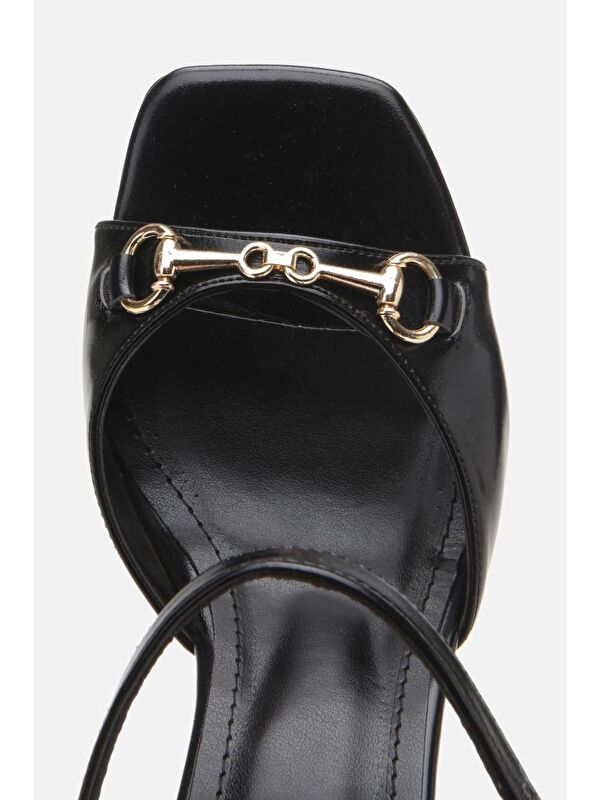 Kadın Siyah Tokalı Dolgu Topuklu Sandalet - Görsel 5