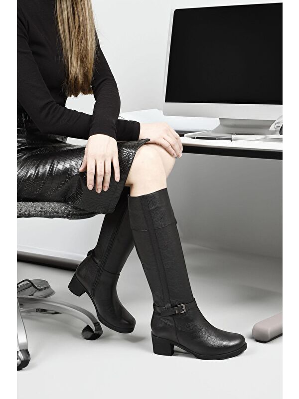 KOYU SİYAH Hakiki Deri Yuvarlak Burun Kauçuk Taban Topuklu Fermuarlı Tokalı Kadın Çizme 44564 - Görsel 3