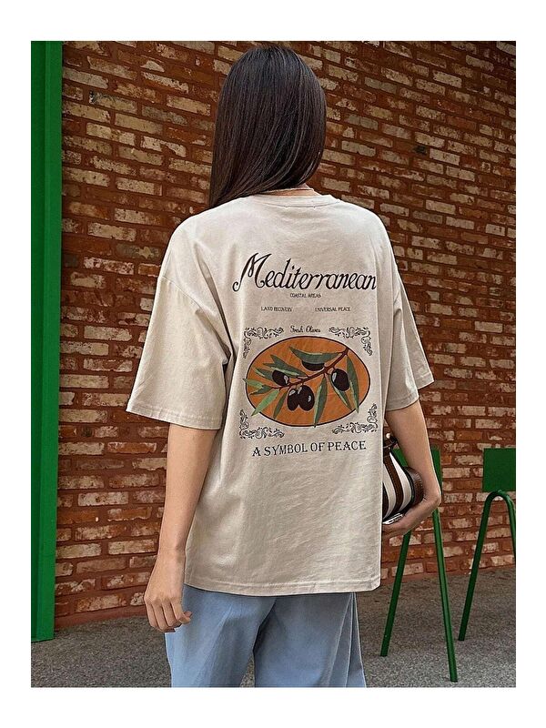 Trendseninle Kadın Bej Mediterranean Baskılı Oversize T-shirt