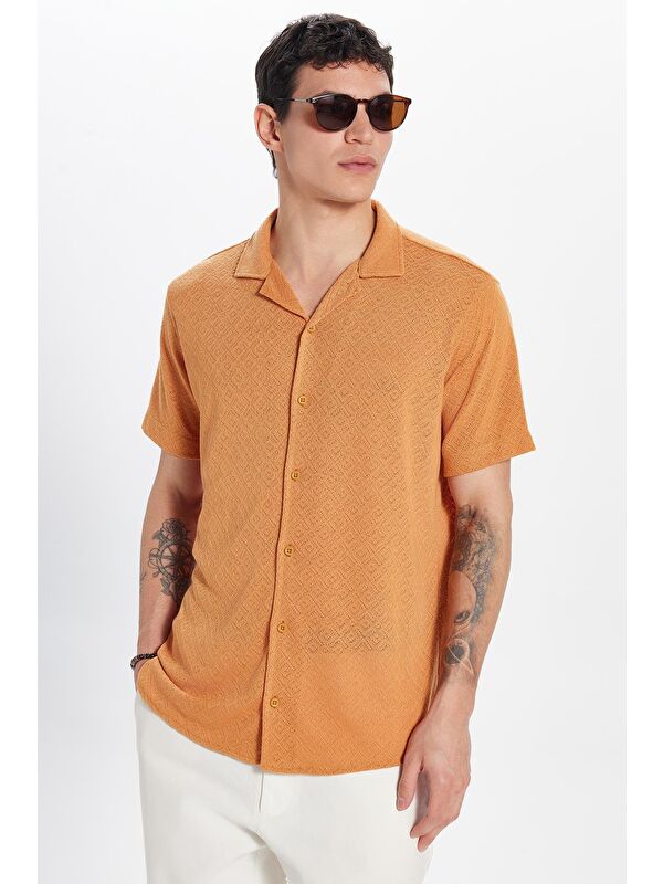 TUDORS Erkek Slim Fit Dar Kesim Kısa Kollu Örme Doku Apaş Yaka Turuncu Gömlek