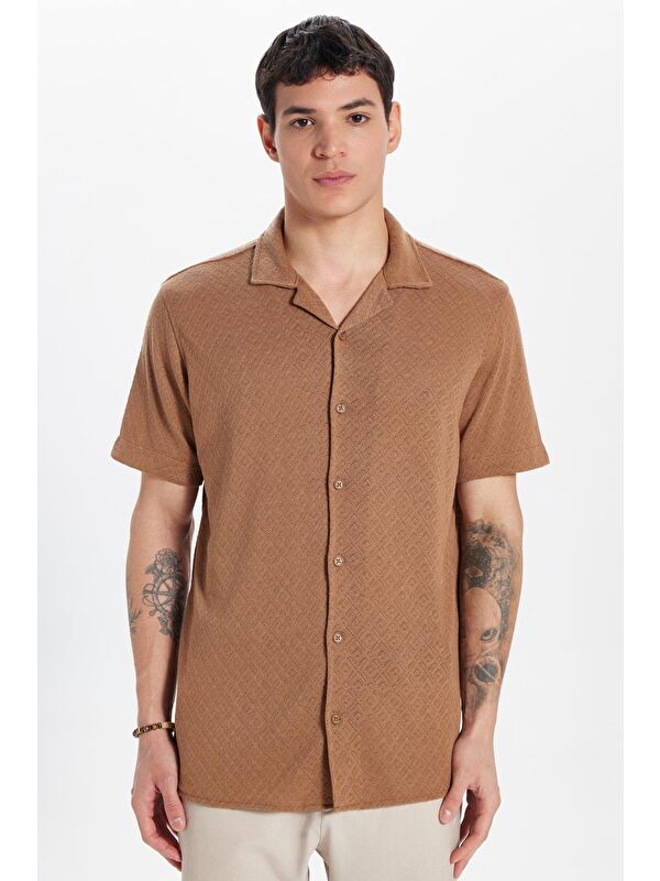 TUDORS Erkek Slim Fit Dar Kesim Kısa Kollu Örme Doku Apaş Yaka Kahverengi Gömlek