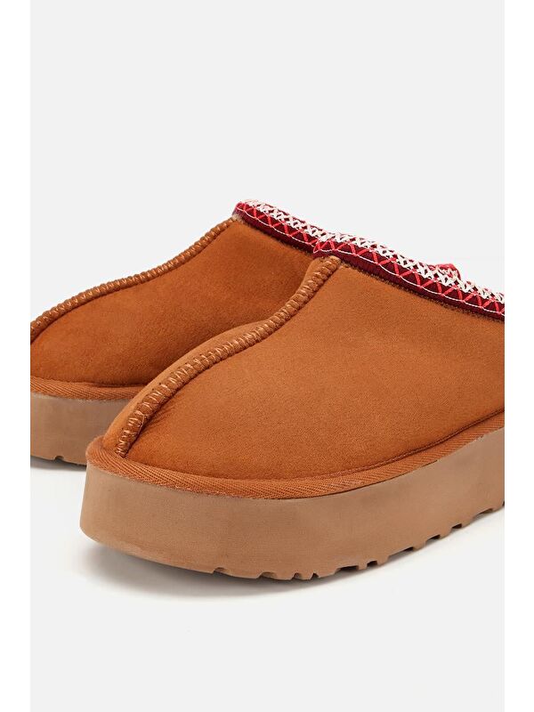 Yaya By Hotiç Kahverengi Yaya By Hotiç Yaya By Kadın Süet Dikiş Detaylı İçi Kürklü Yüksek Tabanlı Yarım Bot Terlik