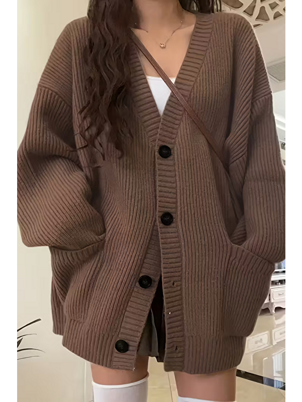 Tarz Cool Kadın Kahverengi Oversize Cepli Düğmeli V Yaka Triko Hırka
