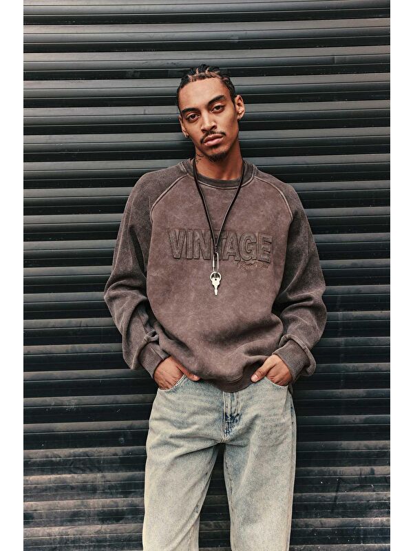 Abluka Online Erkek Oversize Yıkamalı Vintage Nakış Detaylı Sweatshirt Kahverengi