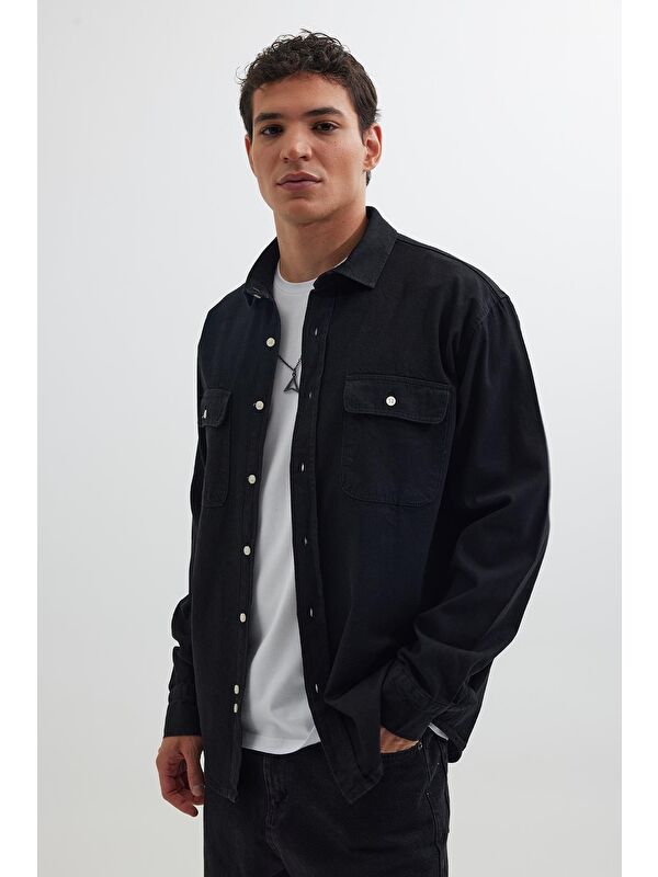 TUDORS Erkek Relax Fit Rahat Kesim Spor Yaka Çift Cep Kapaklı Denim Siyah Jean Gömlek