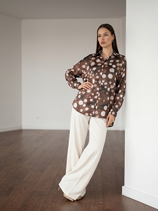 Pera Moda Oversize Kalıp Batik Desenli Puantiyeli Saten Gömlek