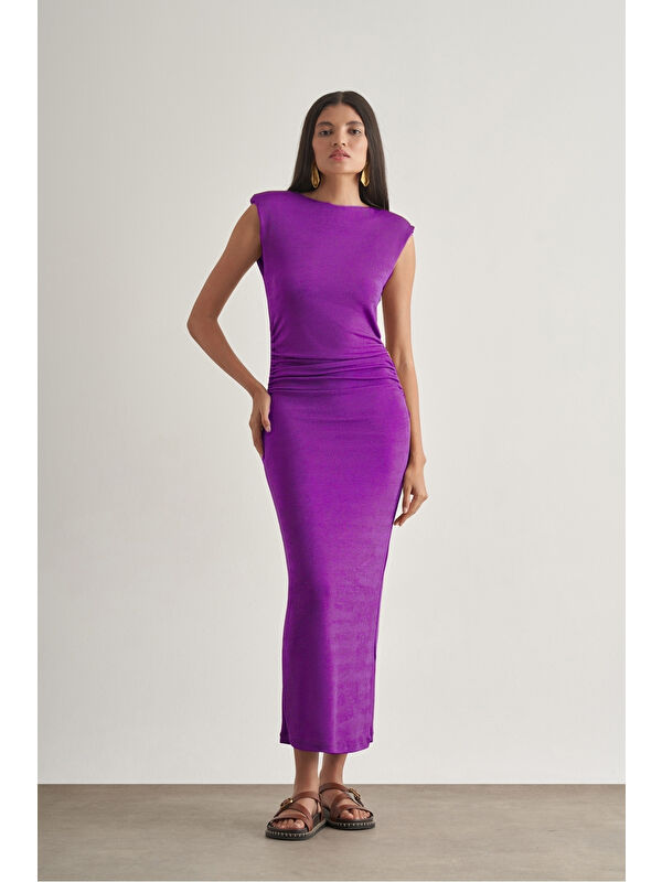 Mizalle Yan büzgü Detaylı Vatkalı Uzun Kolsuz Mor Bodycon Elbise