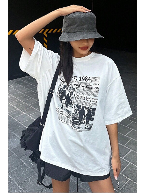 Trendseninle Kadın Beyaz Bisiklet Yaka 1984 Gazete Baskılı Oversize T Shirt
