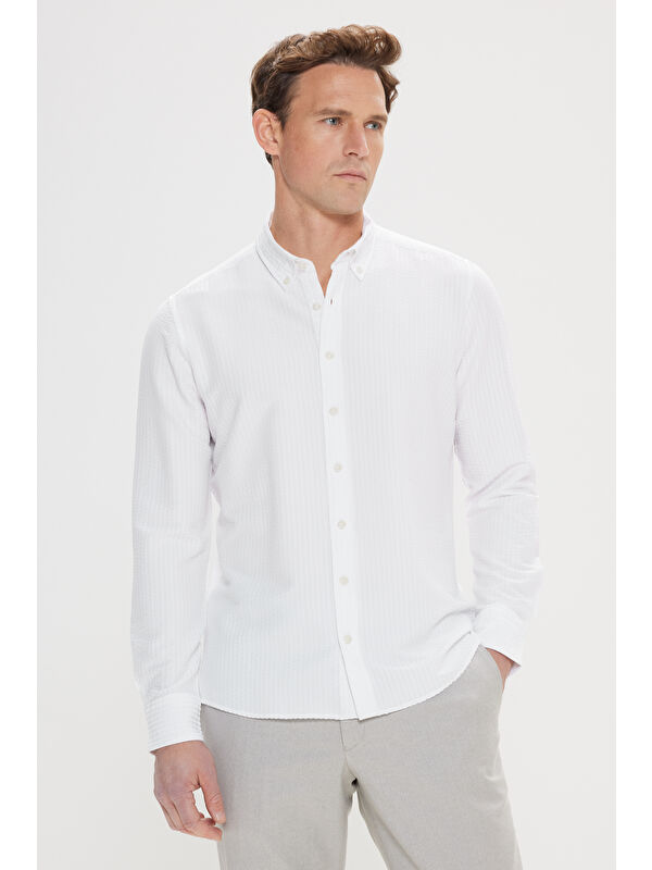 Altınyıldız Classics Erkek Beyaz Slim Fit Dar Kesim Keten Görünümlü Gofre Desenli Düğmeli Yaka Gömlek
