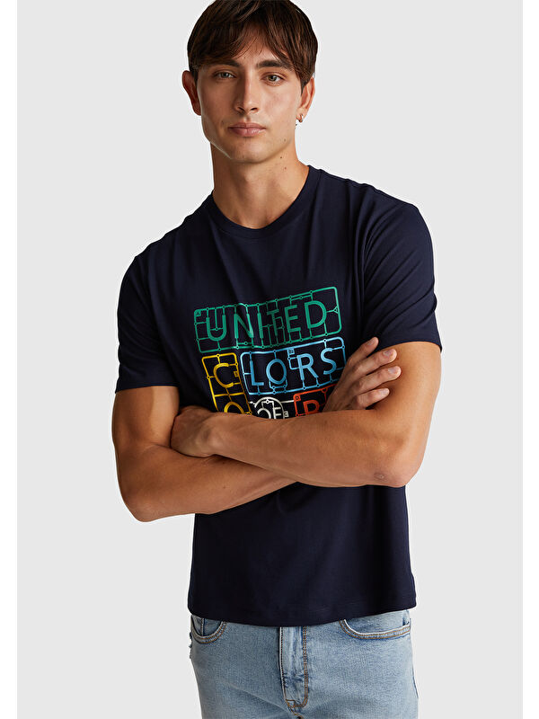 United Colors Of Benetton Erkek Lacivert-Renkli Baskılı %100 Pamuk Önü Logo Baskılı Relax Fit Tişört
