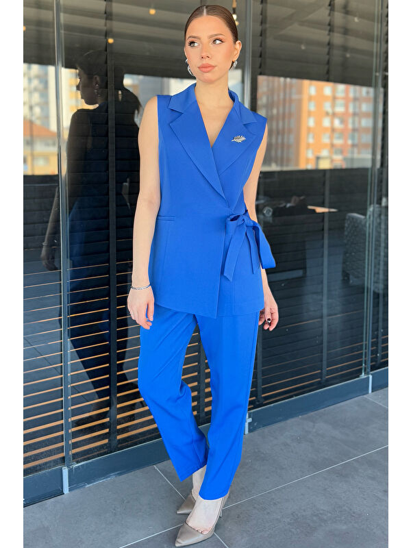 Gülseli Broş Detaylı Bel Kuşaklı Kadın Yelek Pantolon İkili Takım