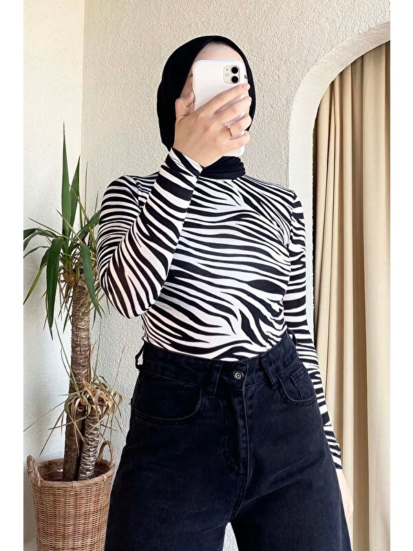 Lamelif Yarım Balıkçı Yaka Zebra Desenli Body Siyah