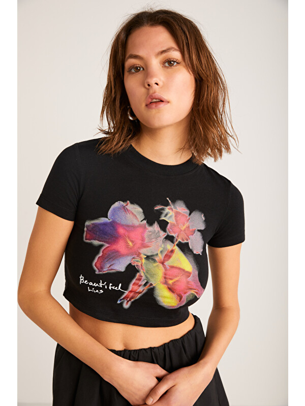 ETHIQUET JESS Kadın Çiçek Baskı Detaylı Kısa Kollu Bisiklet Yaka Crop SİYAH T-Shirt
