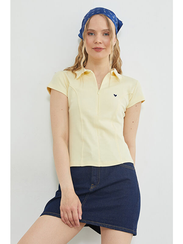Fullamoda Kalp Nakışlı Yarım Fermuarlı Polo Yaka Slim Fit Tişört