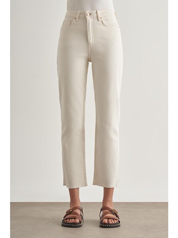 Mizalle Kesik Paça Mom Fit Ekru Denim Pantolon