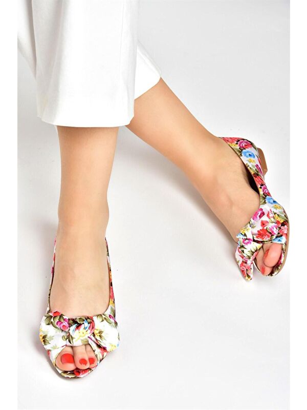 Fox Shoes Beyaz/Kırmızı Kumaş Çiçek Baskı Kadın Babet M726103004