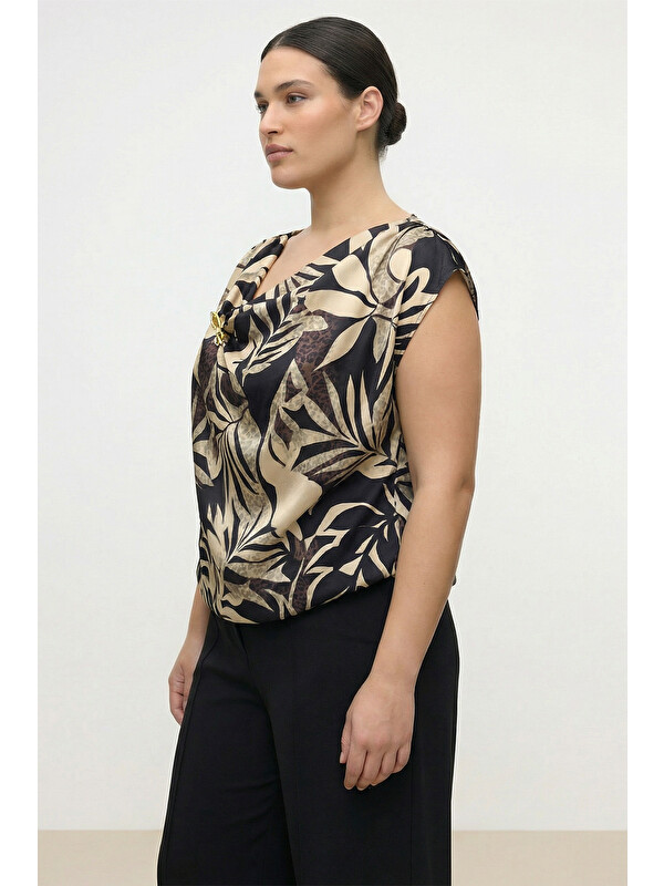 Mylinemoda Broş Detaylı Desenli Asimetrik Yaka Bluz