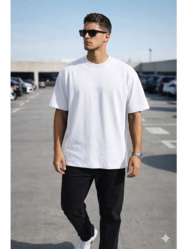 Tarz Cool Erkek Oversize Tişört – Minimal “Don’t Look Back” Detaylı Basic