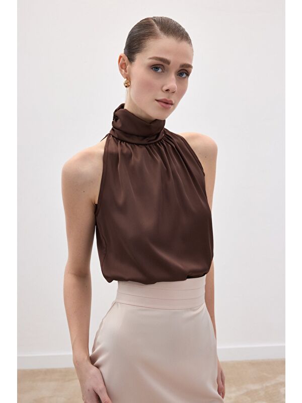 SATEEN Boğazlı Kolsuz Bluz - Kahve