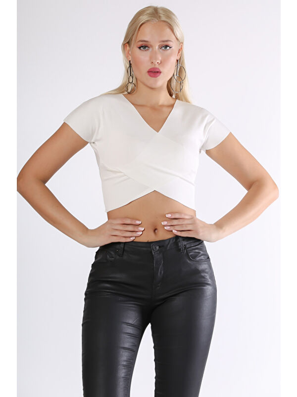 Chiccy Beyaz Kruvaze Yaka Düşük Kol Crop Fit Örme Bluz