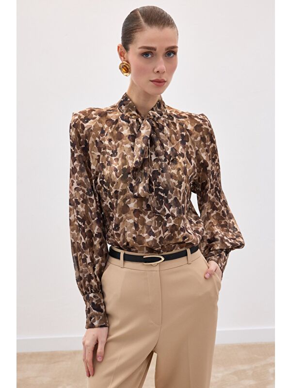 SATEEN Fular Detaylı Bluz - Kahve