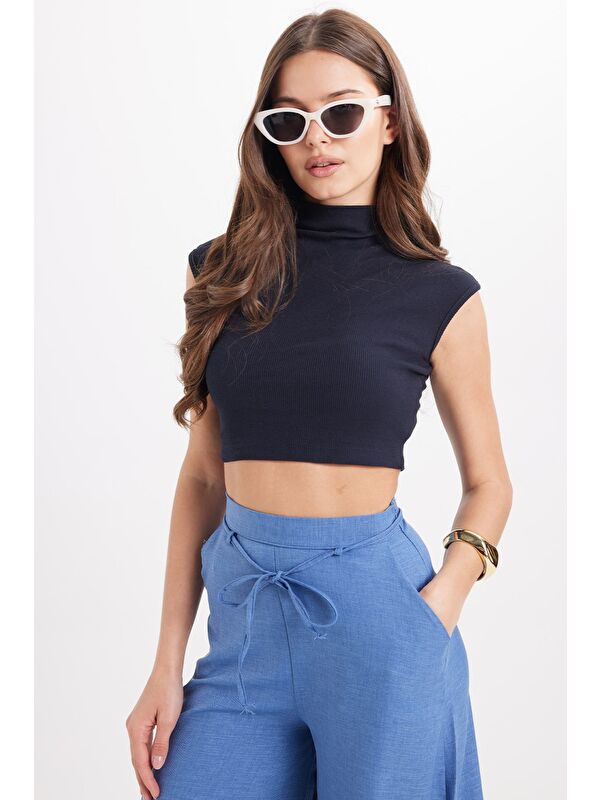 TUDORS Kadın Slim Fit Dar Kesim Pamuklu Elastanlı Dik Yaka Sıfır Kol Yumuşak Dokulu Lacivert Crop Bluz