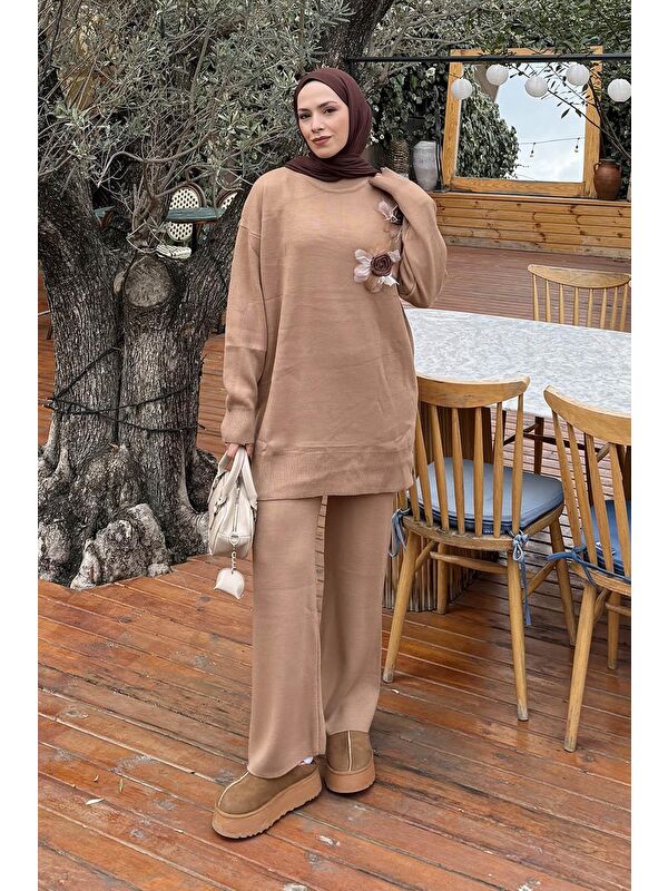 Lamelif Aksesuarlı Triko Takım Camel