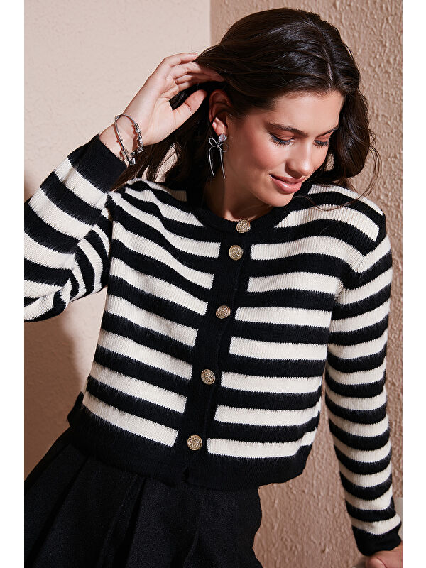 Lela Çizgili Oversize Fit Bisiklet Yaka Düğmeli Crop Triko Hırka 4615567