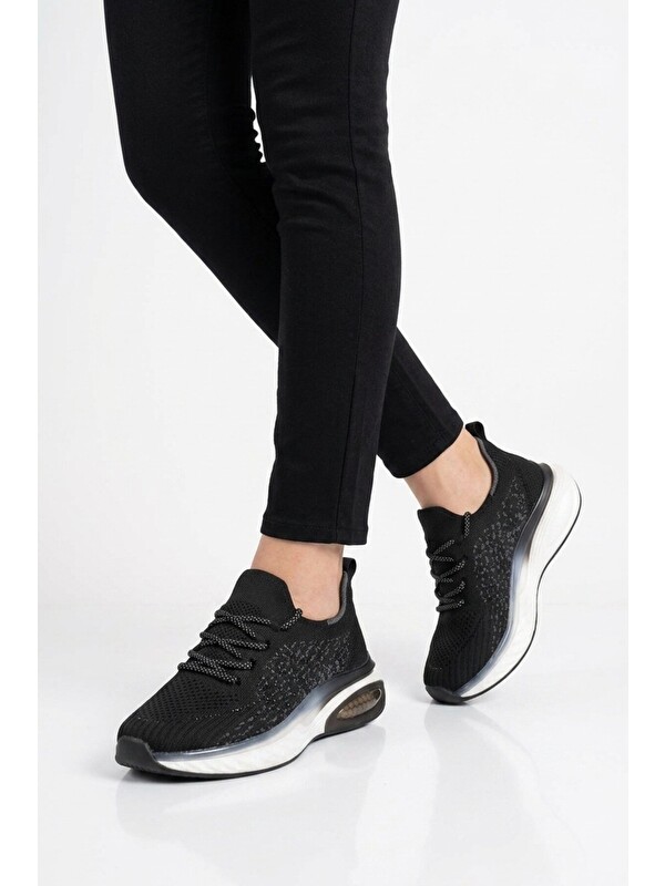 Voyager Beyaz-Siyah Geniş Kalıp Anorak Hafızalı Rahat Tabanlı Kadın Yürüyüş ve Spor Ayakkabı Sneaker B264